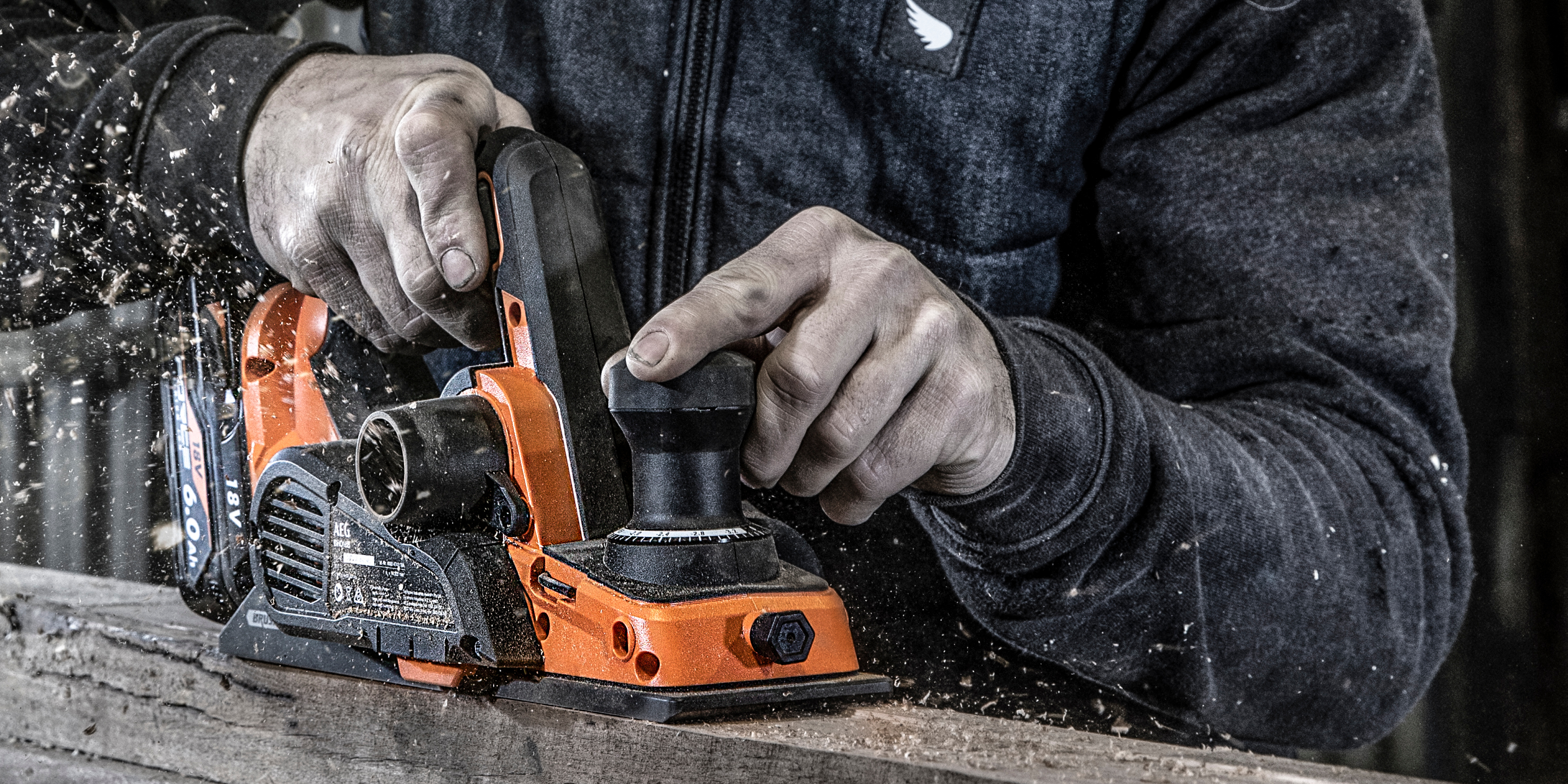 The micro-depth adjustment dial changes in increments of 0.1mm, ensuring you get the depth you want for planing or chamfering.