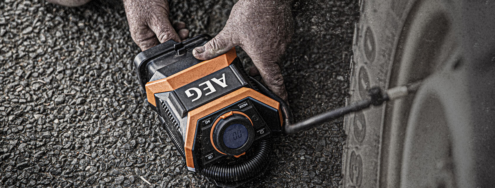 This unit operates on the same 18V batteries you use on your AEG 18V cordless tools. If you don’t have an AEG 18V battery, or if your battery is flat, switch over to the supplied 12V car adaptor and just plug into your vehicle’s 12V socket